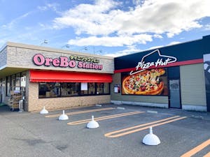 ピザハットとローカルコンビニ「オレポ」がコラボした店舗