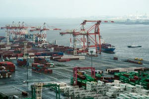 青海コンテナ埠頭を離れる貨物船
