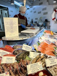 香港中心部のスーパーに並ぶ日本の魚介類