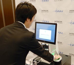 東武鉄道と日立製作所による、指の静脈認証技術を利用した決済のデモンストレーション