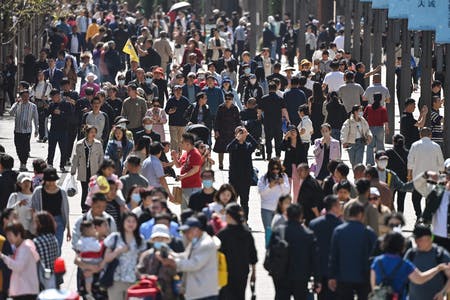 中国・上海の通りを歩く人たち