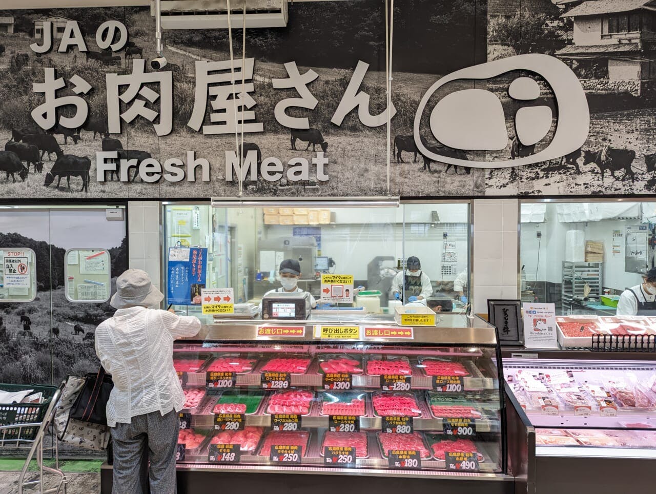 広島県産の銘柄肉を提供する精肉売場。対面販売も行う