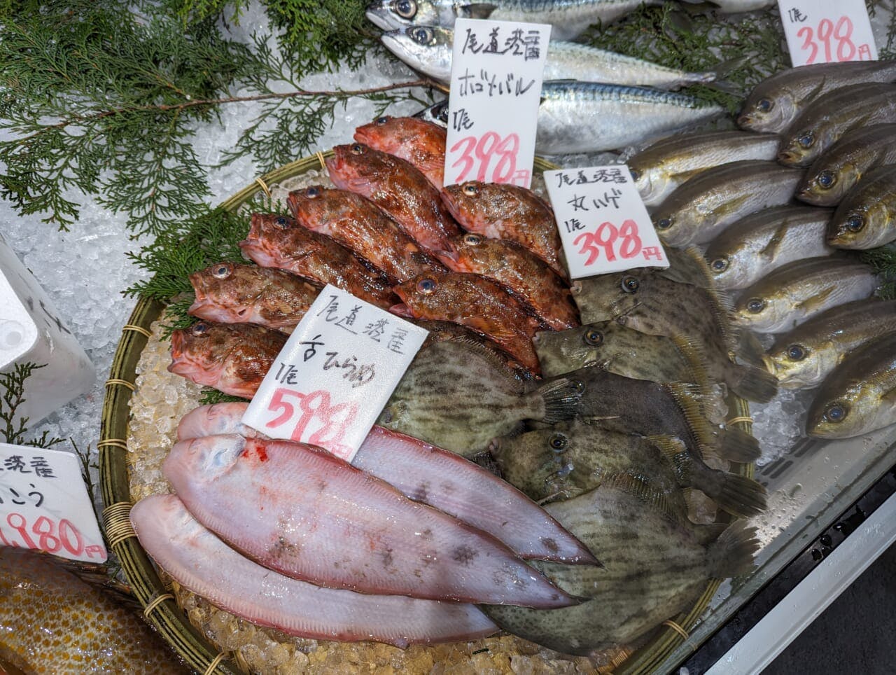 鮮魚売場では火曜日と金曜日は尾道直送の地魚が並ぶ