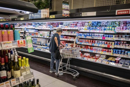 東京都内のスーパーで買い物をする女性客