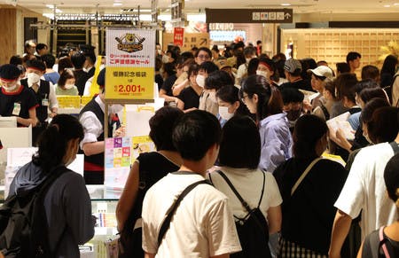 阪神のセ・リーグ優勝を記念したセールでにぎわう阪神百貨店