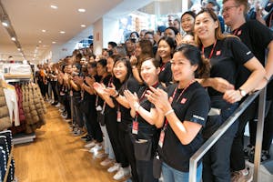 ユニクロ店舗の朝礼の様子