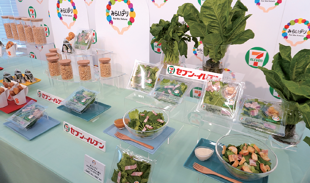 植物工場で栽培した生野菜を使った商品たち