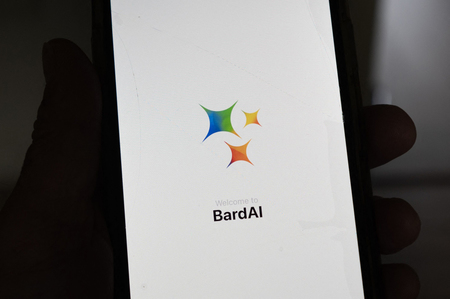 米グーグルの対話型ＡＩ（人工知能）「バード」のロゴを表示したスマートフォン