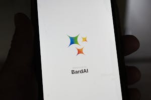 米グーグルの対話型ＡＩ（人工知能）「バード」のロゴを表示したスマートフォン