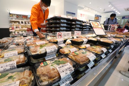 スーパー「オーケー銀座店」の弁当売り場に並ぶ商品