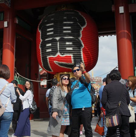 訪日外国人でにぎわう浅草寺の雷門前