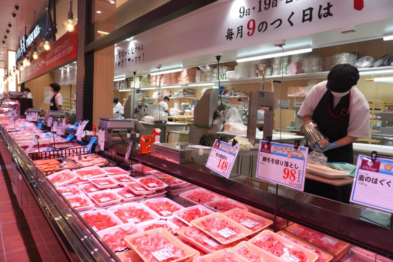 精肉売場の広い対面売場