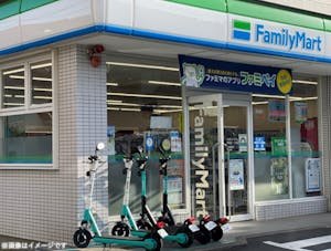 兵庫県神戸市内のファミリーマートに設置された電動キックボードとポート（アイキャッチ）