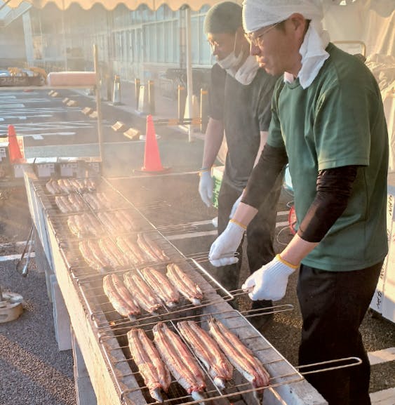 店頭で生うなぎを焼く