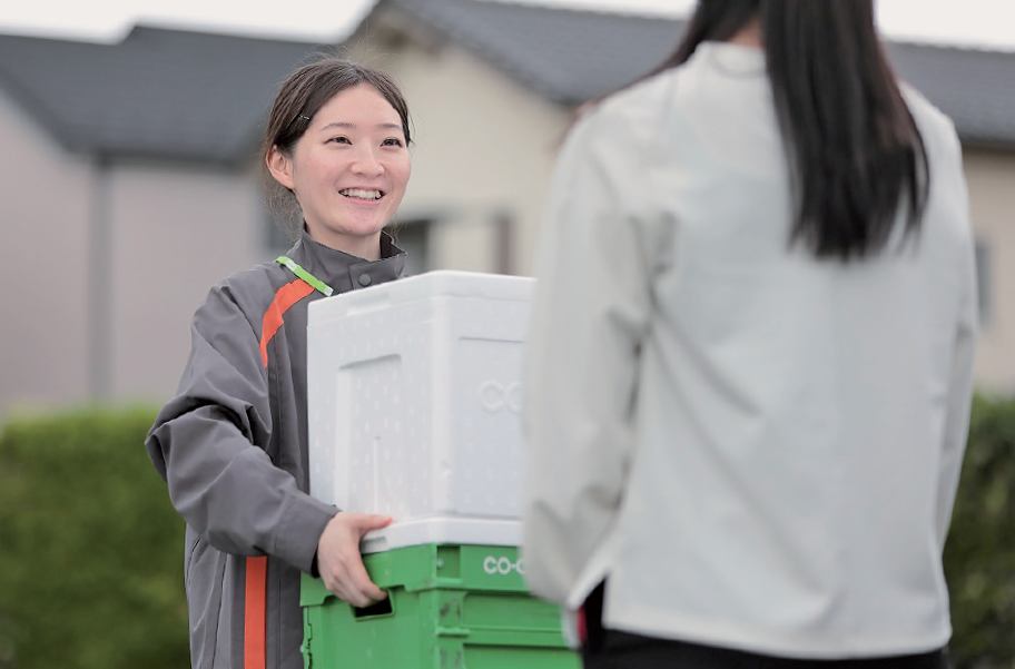 商品を渡す配達員