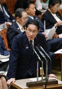 参院予算委員会で答弁する岸田文雄首相