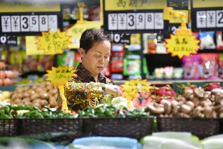 中国　スーパーで買い物をする客