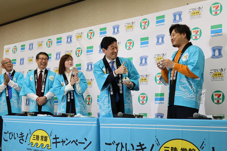 三陸・常磐産の海の幸を使った大手コンビニエンスストアの商品を試食する西村康稔経済産業相