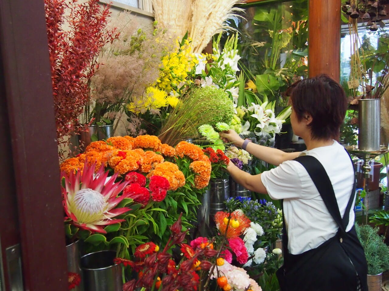 発注を受け花を準備する「花キューピット」加盟店（東京都内にて、本田路晴撮影）