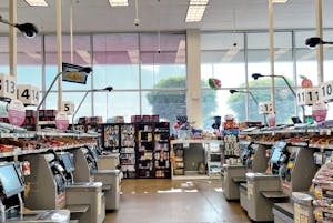 米スーパーのセルフレジスペース