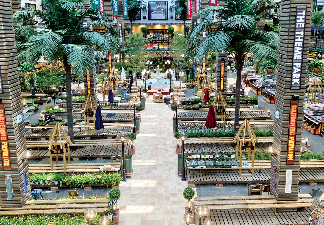 吹き抜け構造の園芸売場