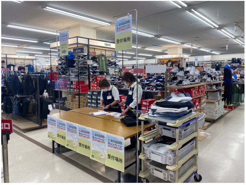 ライフでの衣料品回収キャンペーンの様子アイキャッチ用）