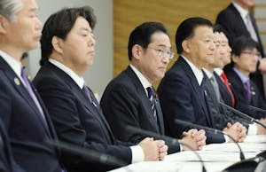 月例経済報告等に関する関係閣僚会議に臨む岸田文雄首相（左から３人目）ら