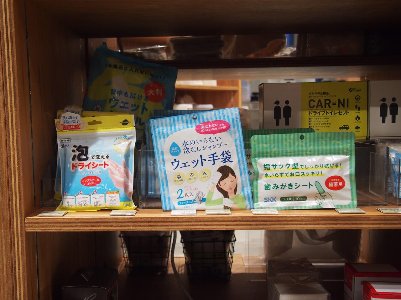 被災地でも使える水のいらない「泡なしシャンプー」に「指サック型歯磨きシート」。これら商品は介護福祉施設などで日常的に利用されてきたものが中心となっている（銀座ロフトにて、本田路晴撮影）