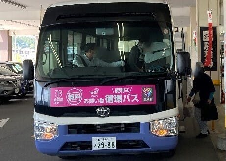 、送迎コースの改廃などの効率化により、人件費や燃料代、整備費等の諸経費をカバーし事業単体で収益が出ているという