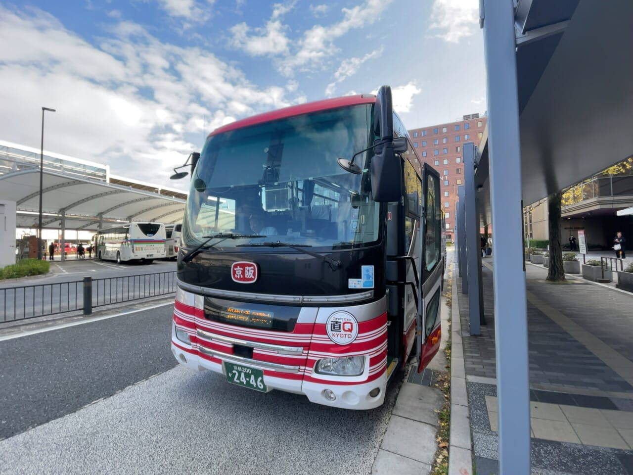 JR京都駅八条口のバスの画像