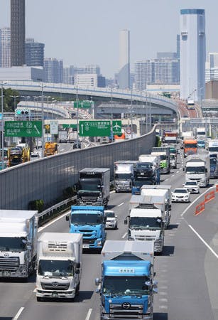 首都高速道路湾岸線を走るトラック