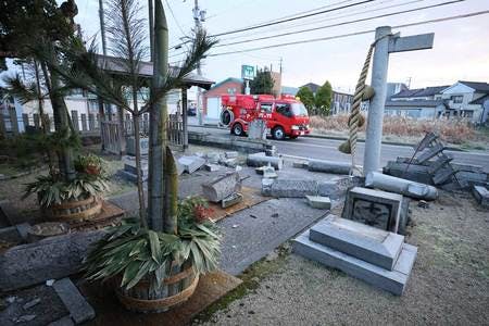 地震で倒壊したとみられる神社の鳥居