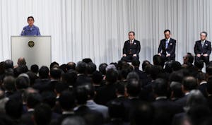 経済３団体が共催した新年会で、岸田文雄首相（左端）のあいさつを聞く企業トップら。