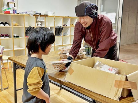 能登半島地震の被災地に派遣された牛丼チェーン「すき家」のキッチンカーによる支援の様子