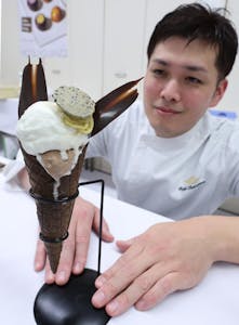 松屋銀座で実演販売するチョコレートのアイス