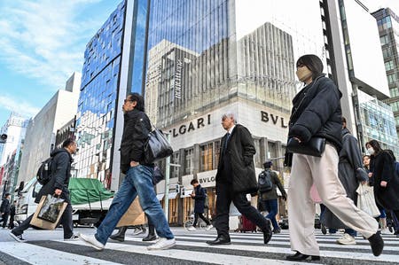 東京・銀座を歩く人たち