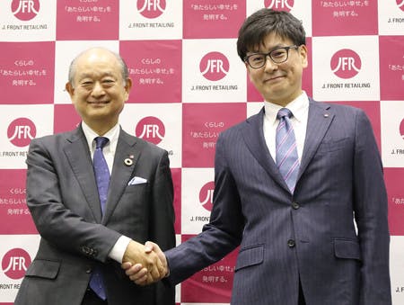 握手するＪ・フロントリテイリングの小野圭一次期社長（右）と好本達也社長