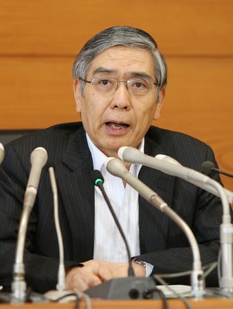 記者会見で報道陣の質問に答える日銀の黒田東彦総裁