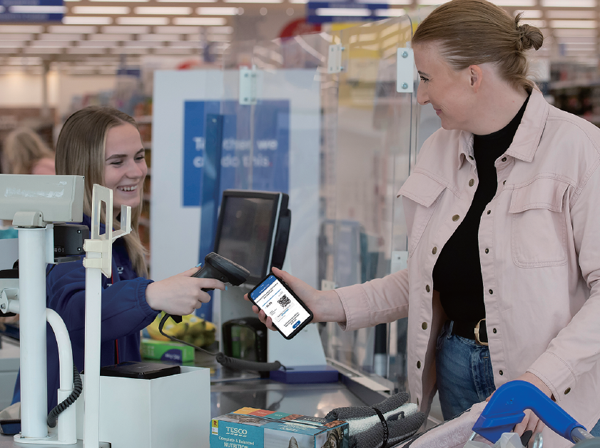 「テスコクラブカード」を使って買物をする客