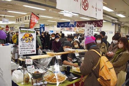 多くの客でにぎわった京王百貨店新宿店の「石川・福井　物産と観光展」