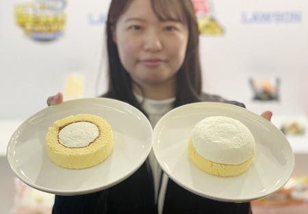 ローソンが販売する通常（左）よりも生クリームを増量した「盛りすぎ！プレミアムロールケーキ」