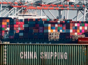 米カリフォルニア州のロサンゼルス港で、船から降ろされた中国などアジア各地からの貨物