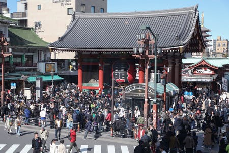 国内外の観光客でにぎわう浅草寺の雷門