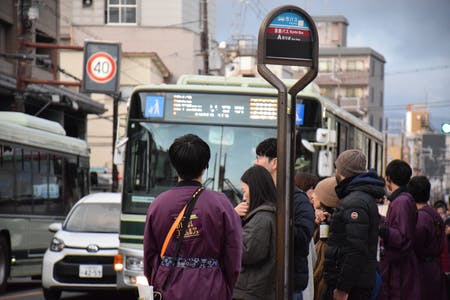 バスを待つ観光客ら