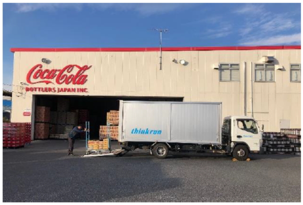 ファミマとコカ・コーラ　ボトラーズジャパンによる配送車両の共同活用（アイキャッチ用）