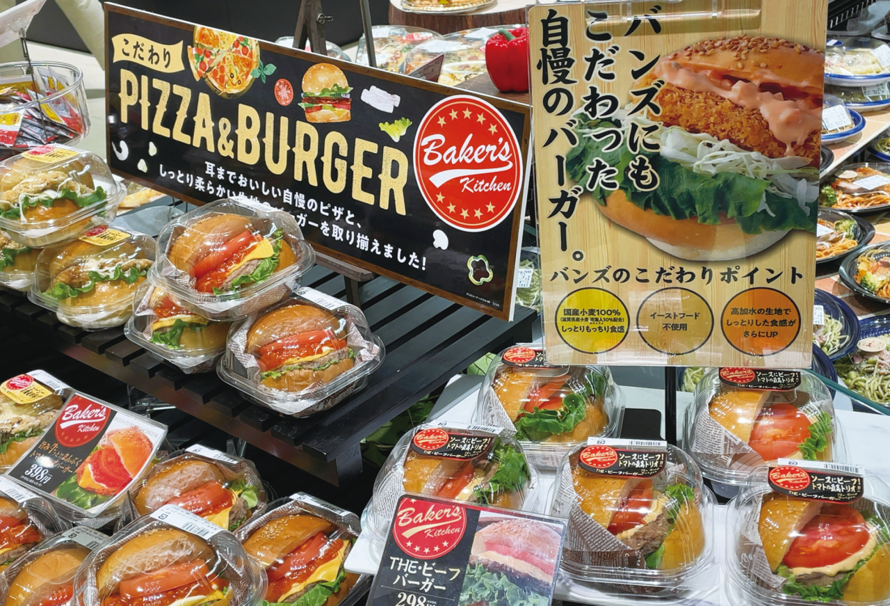 平和堂店内で具材を挟む各種バーガー類。