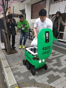 料理を配送するウーバーイーツジャパンの自律走行ロボット
