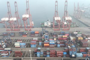 中国・江蘇省連雲港市の港に積み上げられた輸送用コンテナ