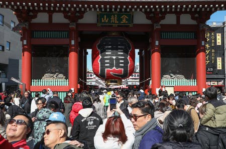 外国人観光客らでにぎわう浅草寺の雷門