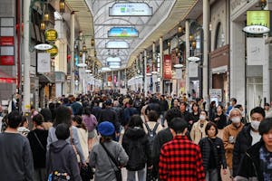 神戸市中央区の元町商店街を歩く買い物客ら